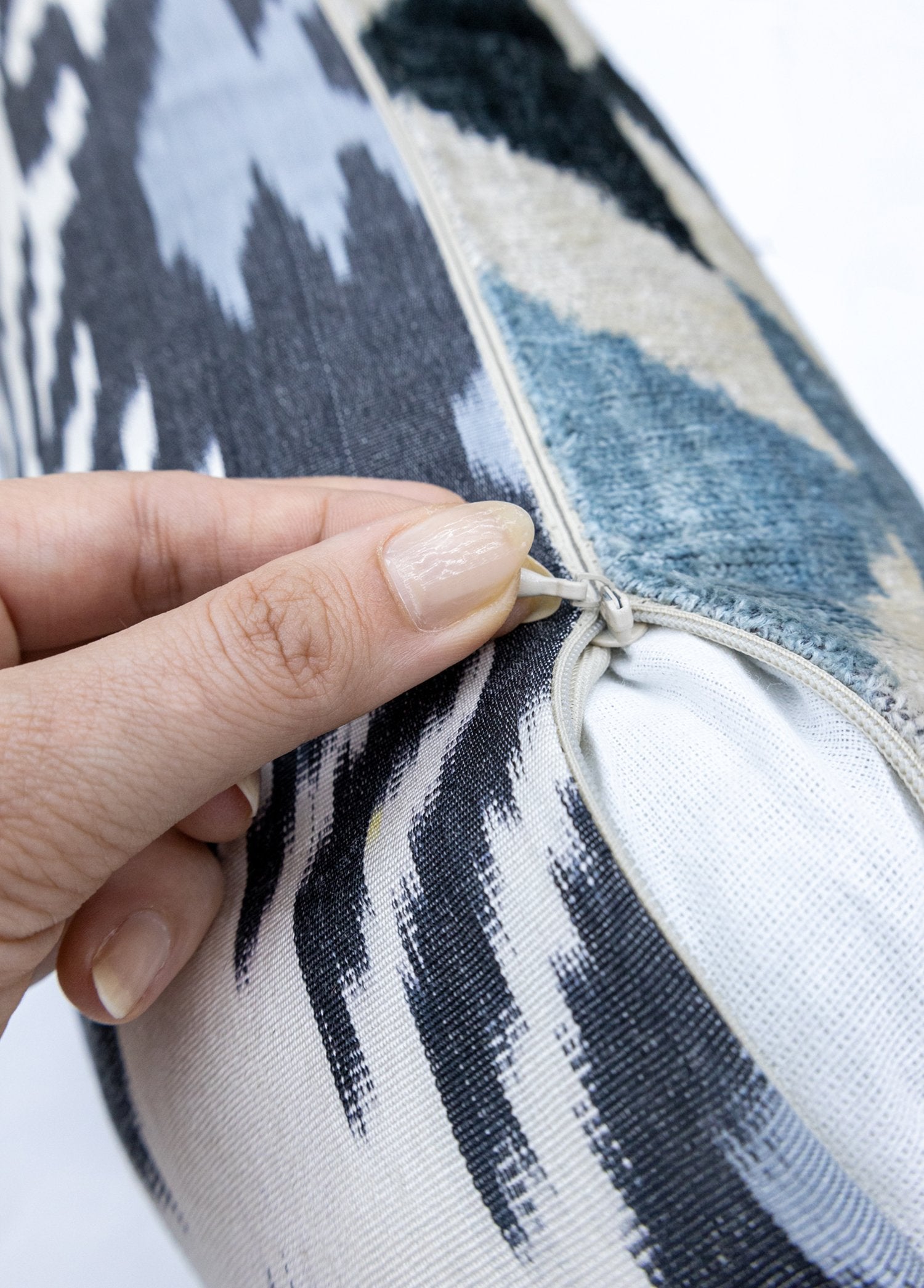 Soho Antiq-Airat Geometrik Desenli İkat Kadife Yastık 60x40 Cm-Yastık-5-Milagron.com