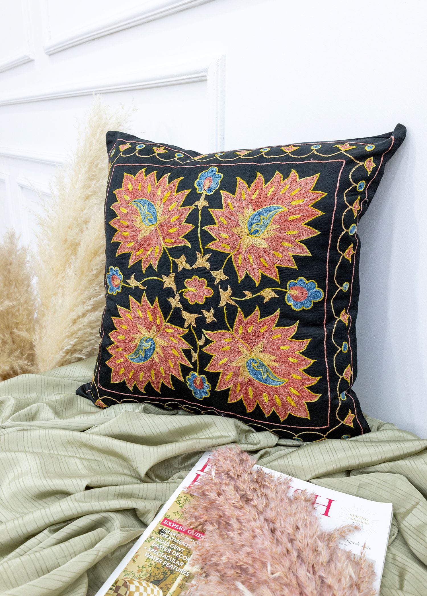 Soho Antiq-Kadio İpek İşlemeli Siyah Kırlent 50x50 Cm-Yastık-2-Milagron.com