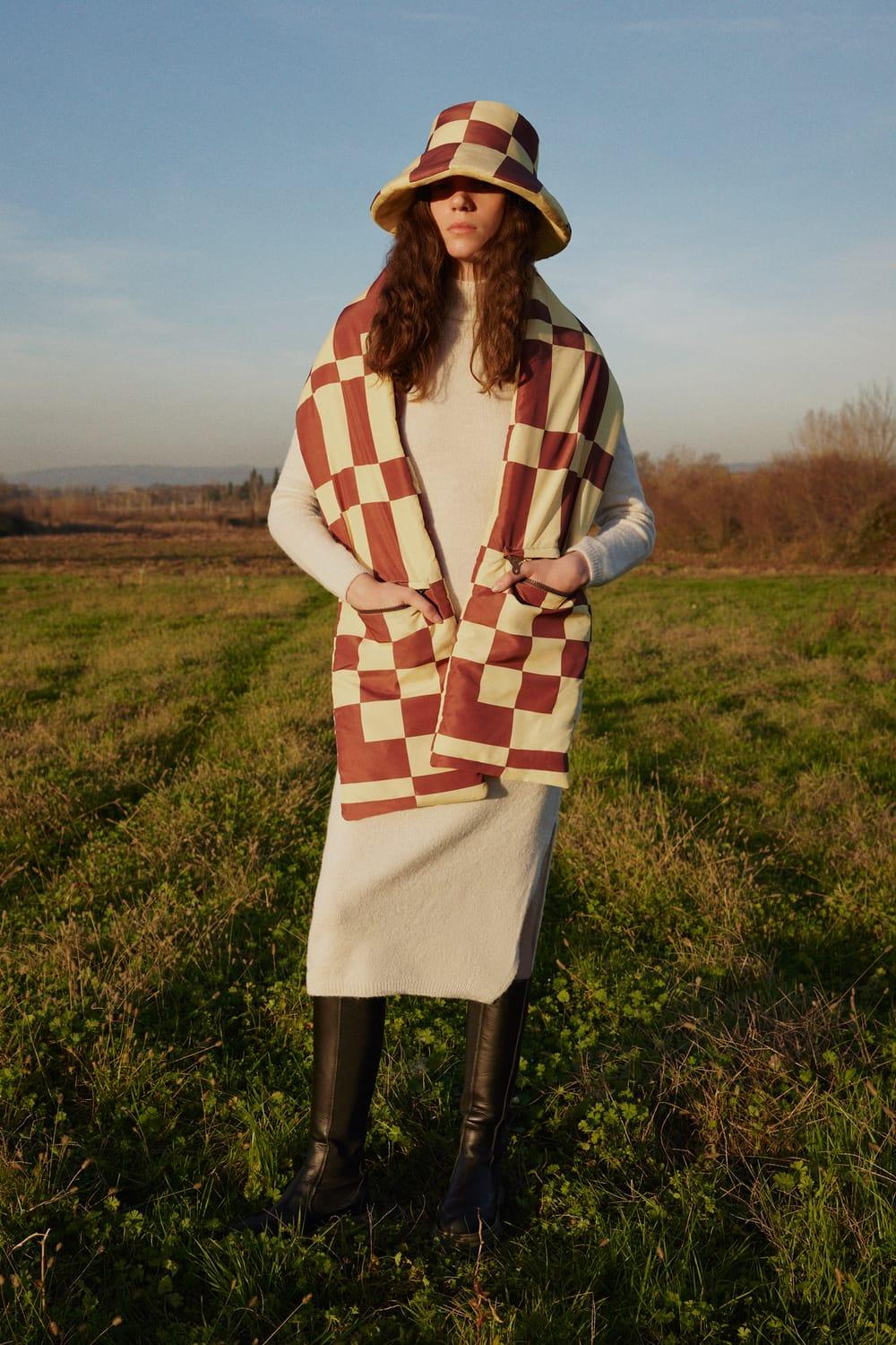 Wayt-Cosmic Distortion Kahve & Sarı Dama Desenli Cepli Şişme Atkı-Şal & Fular-4-Milagron.com