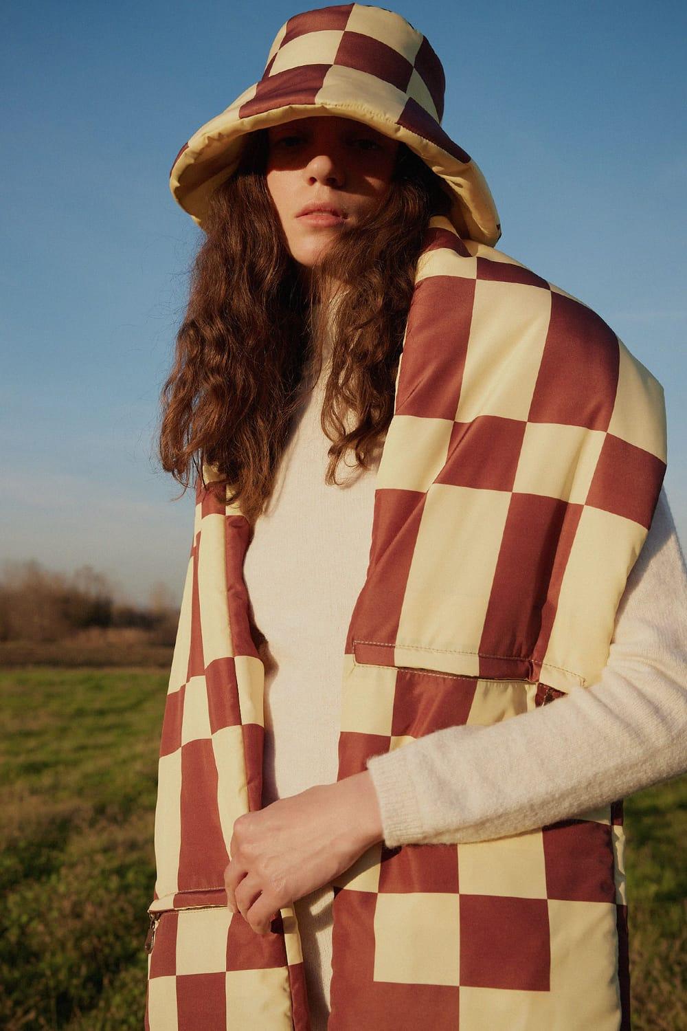 Wayt-Cosmic Distortion Kahve & Sarı Dama Desenli Cepli Şişme Atkı-Şal & Fular-5-Milagron.com