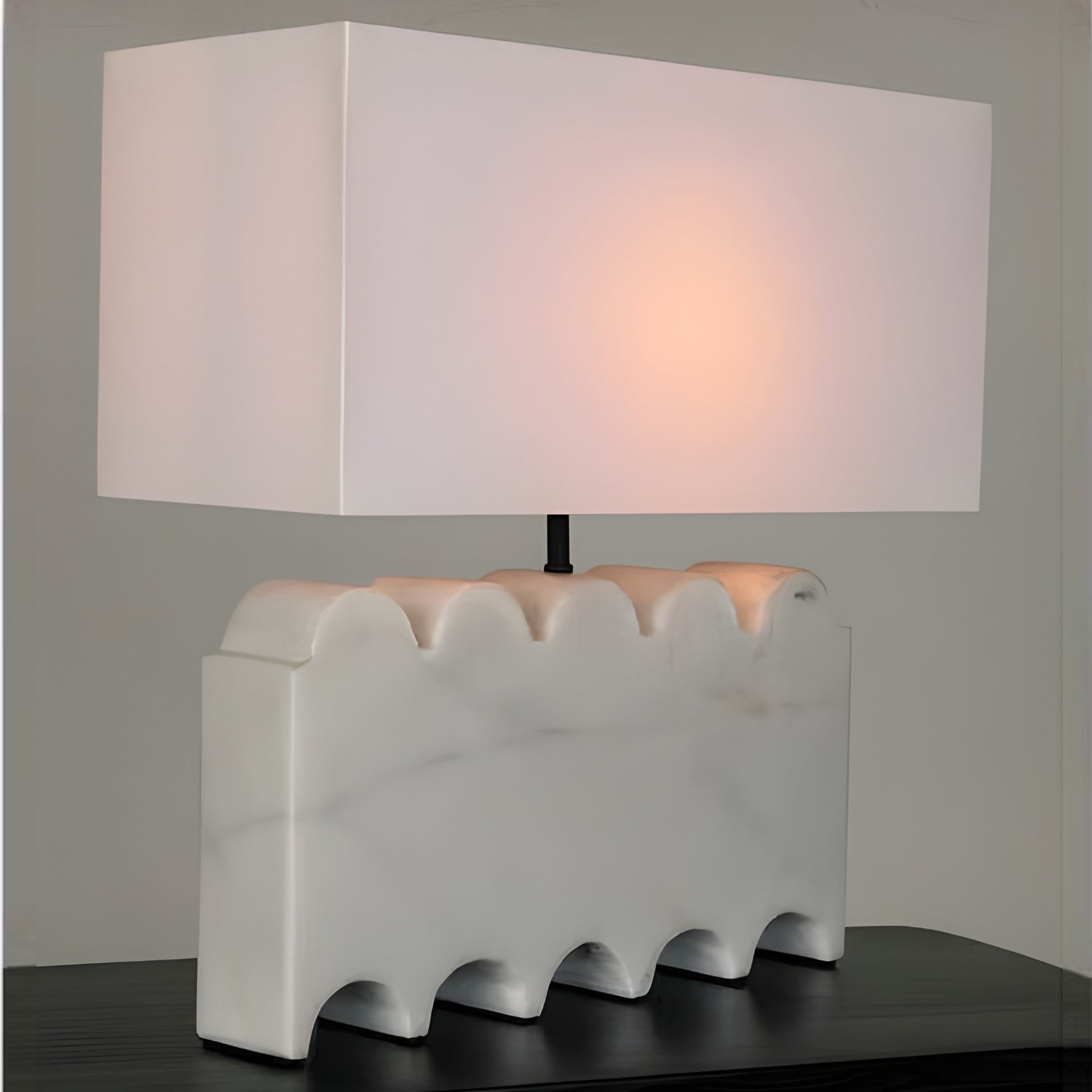 Noir Modern Lüks Dalgalı Doğal Mermer Gövdeli Kumaş Şapkalı Masa Lambası (Lamp789Sh)