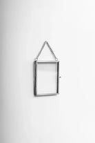 Dikey Gümüş Kapaklı Cam Duvar Askılı Fotoğraf Çerçevesi 10x8cm - 0