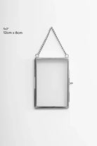 Dikey Gümüş Kapaklı Cam Duvar Askılı Fotoğraf Çerçevesi 12x8cm - 3