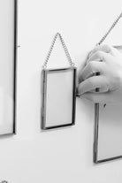 Dikey Gümüş Kapaklı Cam Duvar Askılı Fotoğraf Çerçevesi 12x8cm - 4