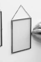 Dikey Gümüş Kapaklı Cam Duvar Askılı Fotoğraf Çerçevesi 20x15cm - 3