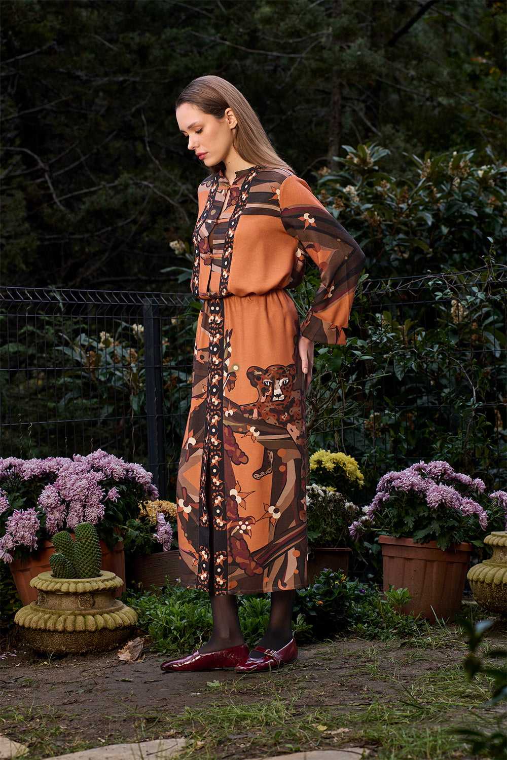 Kahve Ağaç Desenli Sırtı Saçak Detaylı Bluz - 2