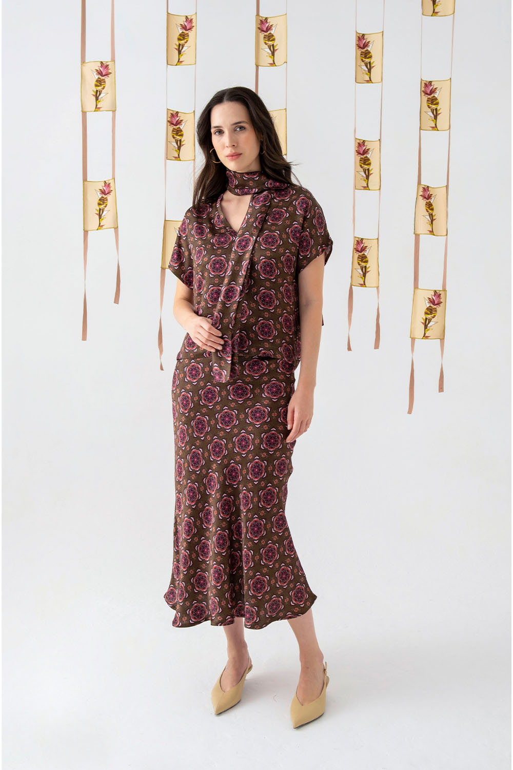 Floral Desenli Fular Detaylı Saten Bluz - 0