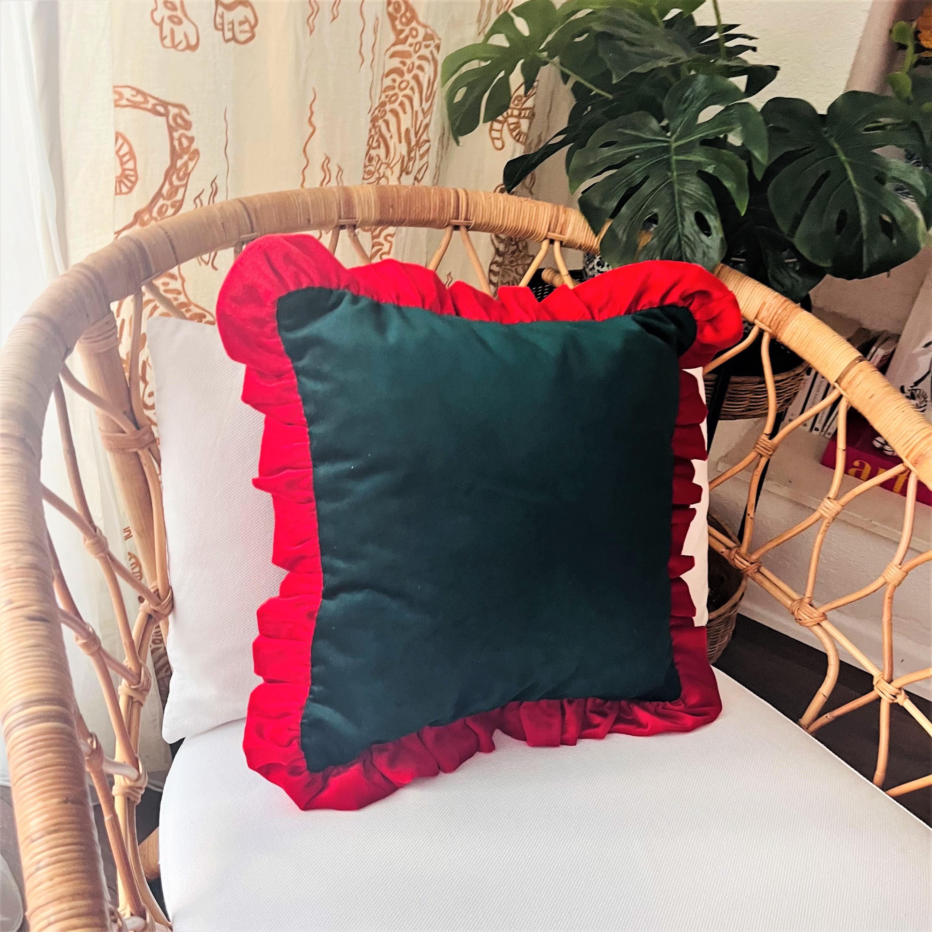 Kırmızı Fırfırlı Yeşil Kadife Kırlent Kılıfı 45 X 45 Cm - 0