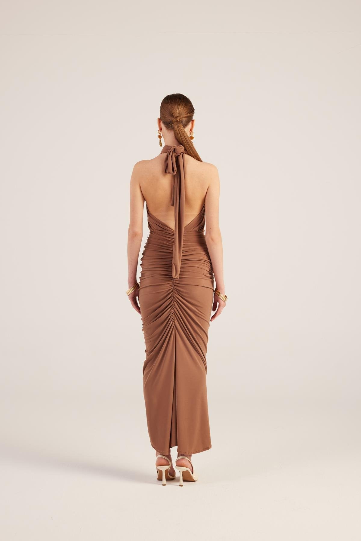 Drape Detaylı Sırtı Açık Yırtmaçlı Uzun Marie Elbise Kahve - 4