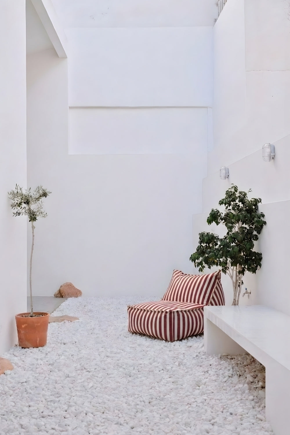 Doly Gri Beyaz Koltuk | İç & Dış Mekân Konforunu Buluşturan Minimalist Lounger - 5