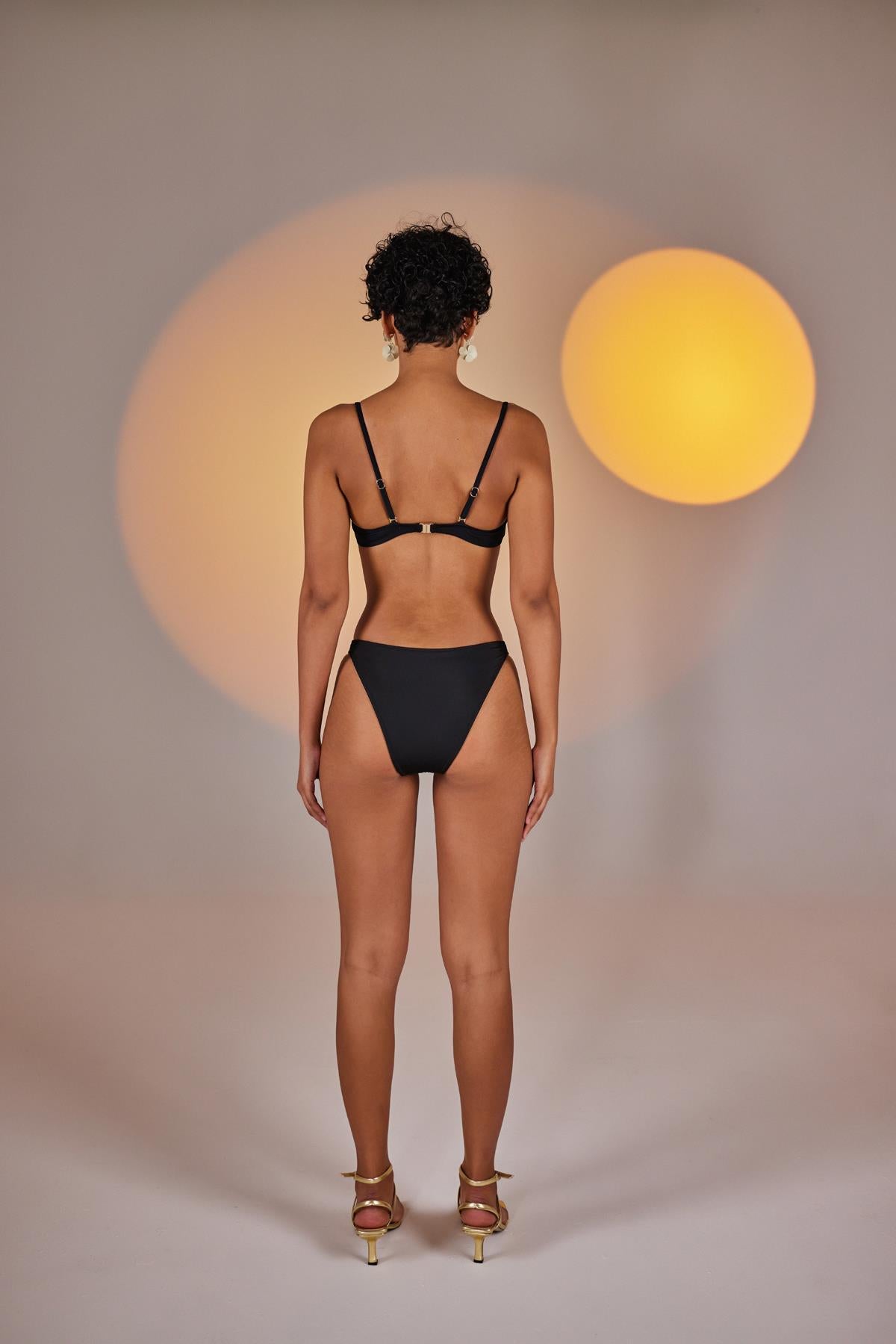 Çıkarılabilir Çiçek Detaylı Premium Sleek Bikini Üstü Siyah