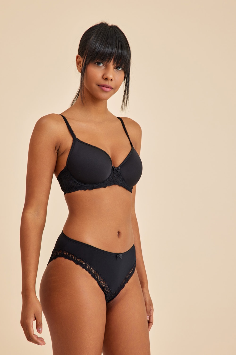 Amarelle-Victoria Siyah Balenli Dantelli Dolgusuz Toparlayıcı Balkonet Sütyen-Top-3-Milagron.com