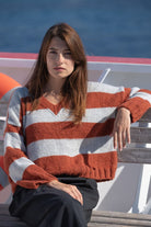Amour Et Naturel-Kiremit V Yaka Oversize Çizgili Kazak-Kazak & Triko-2-Milagron.com