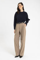 Antioch-Bej Kadın Yüksek Bel Pens Detaylı Straight Fit Pantolon-Kumaş Pantolon-5-Milagron.com
