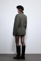 Antioch-Haki Ayarlanabilir Bele Sahip Kısa Trençkot-Trençkot-11-Milagron.com