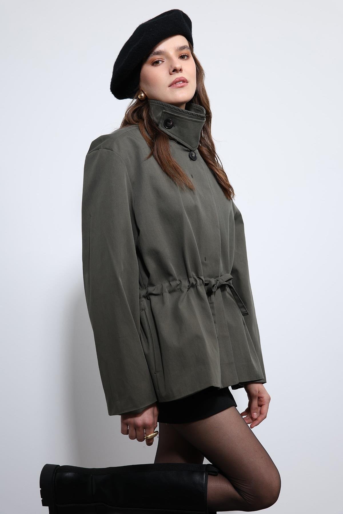 Antioch-Haki Ayarlanabilir Bele Sahip Kısa Trençkot-Trençkot-4-Milagron.com