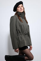 Antioch-Haki Ayarlanabilir Bele Sahip Kısa Trençkot-Trençkot-4-Milagron.com