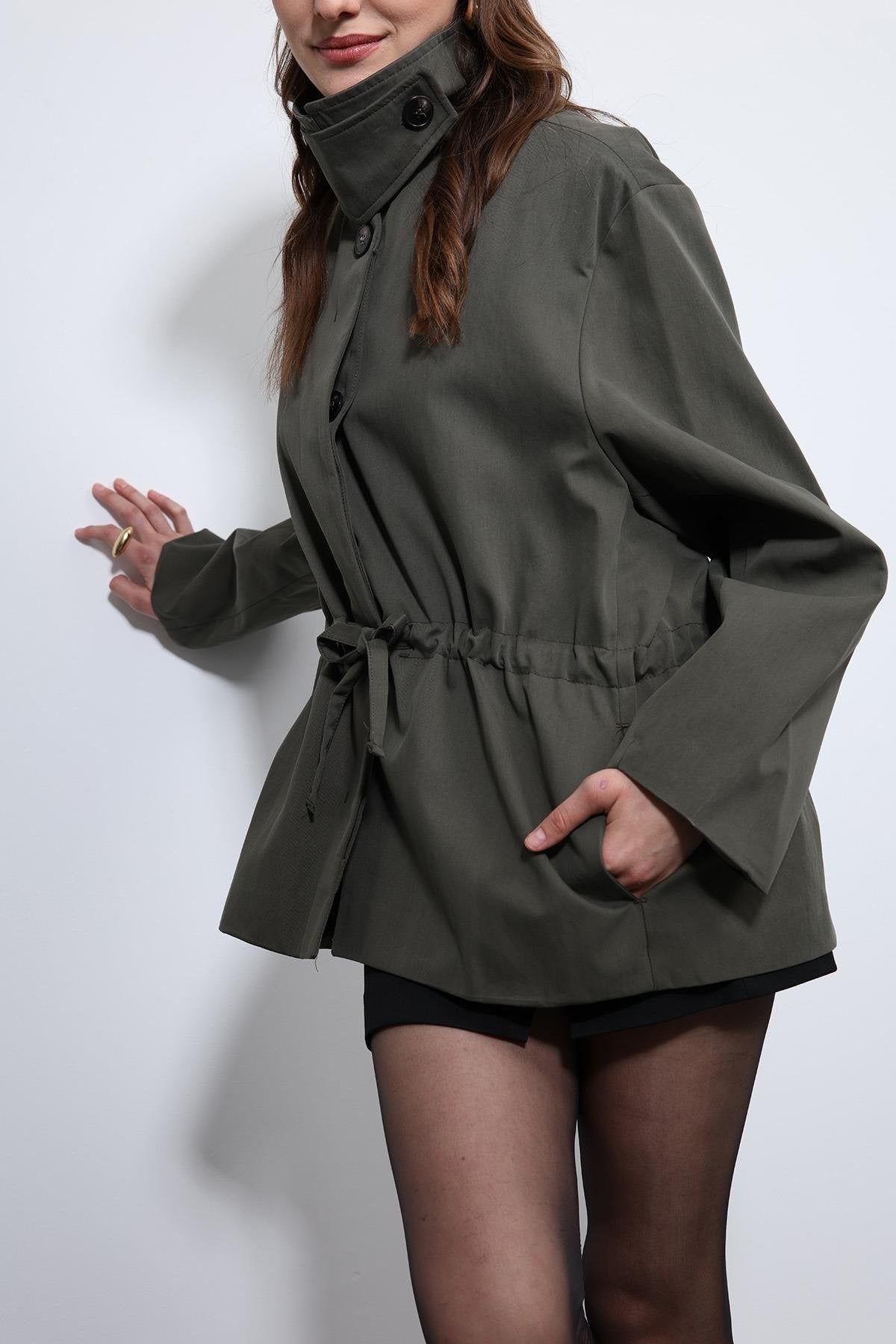 Antioch-Haki Ayarlanabilir Bele Sahip Kısa Trençkot-Trençkot-7-Milagron.com