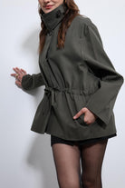 Antioch-Haki Ayarlanabilir Bele Sahip Kısa Trençkot-Trençkot-8-Milagron.com