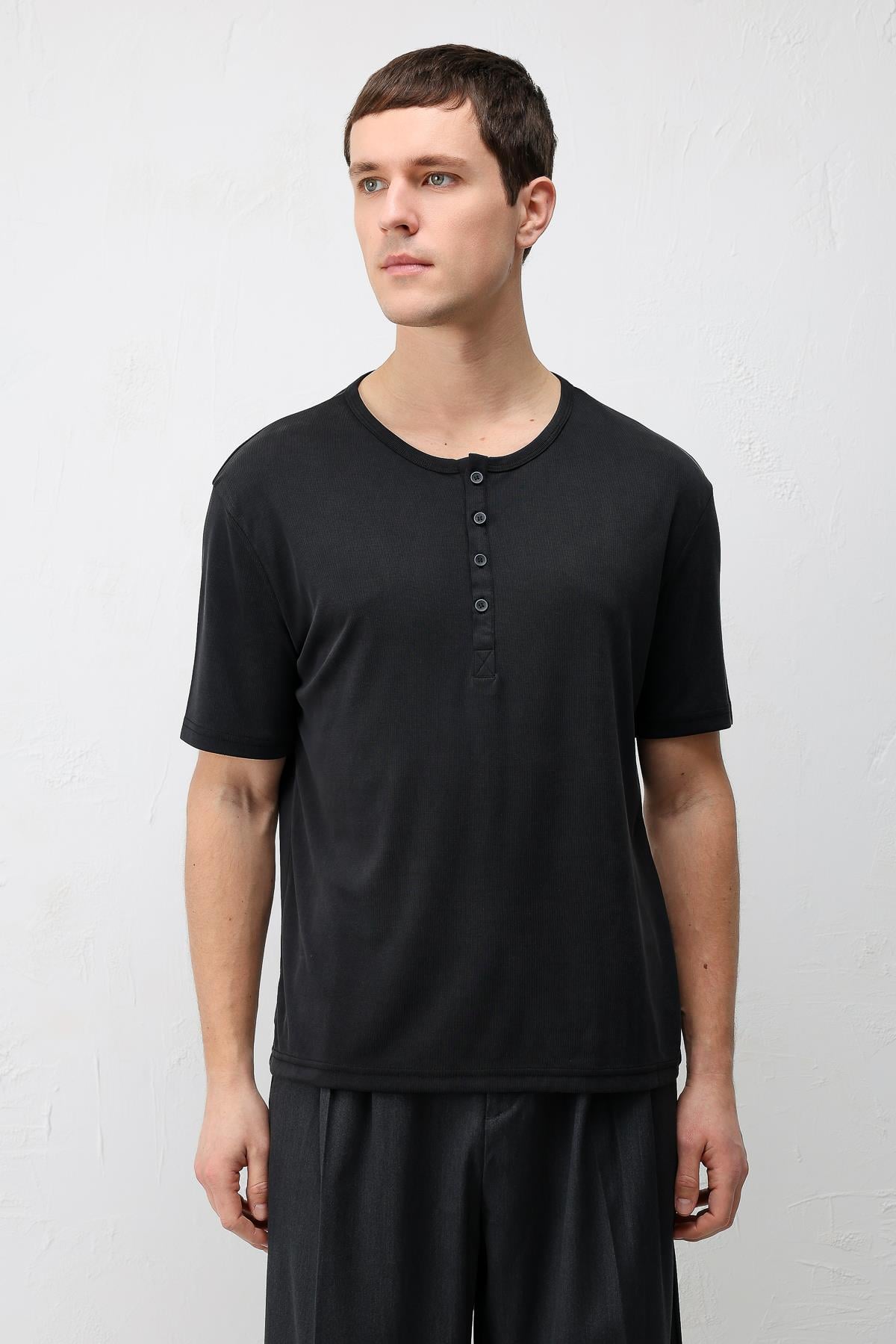 Antioch Siyah Düğmeli Yaka Erkek T-Shirt