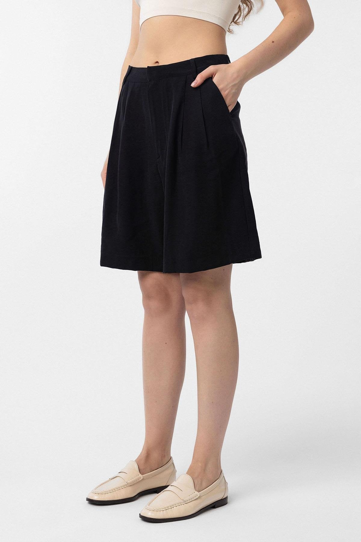 Antioch-Siyah Pilili Kadın Bermuda Şort-Kumaş Pantolon-1-Milagron.com