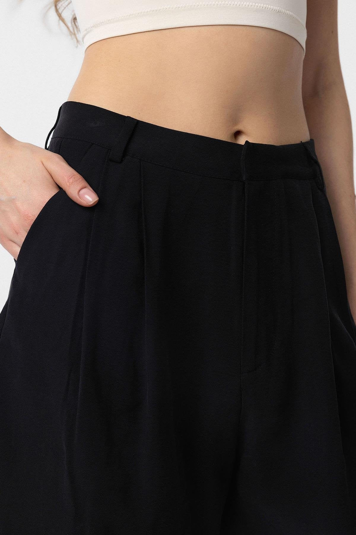 Antioch-Siyah Pilili Kadın Bermuda Şort-Kumaş Pantolon-4-Milagron.com