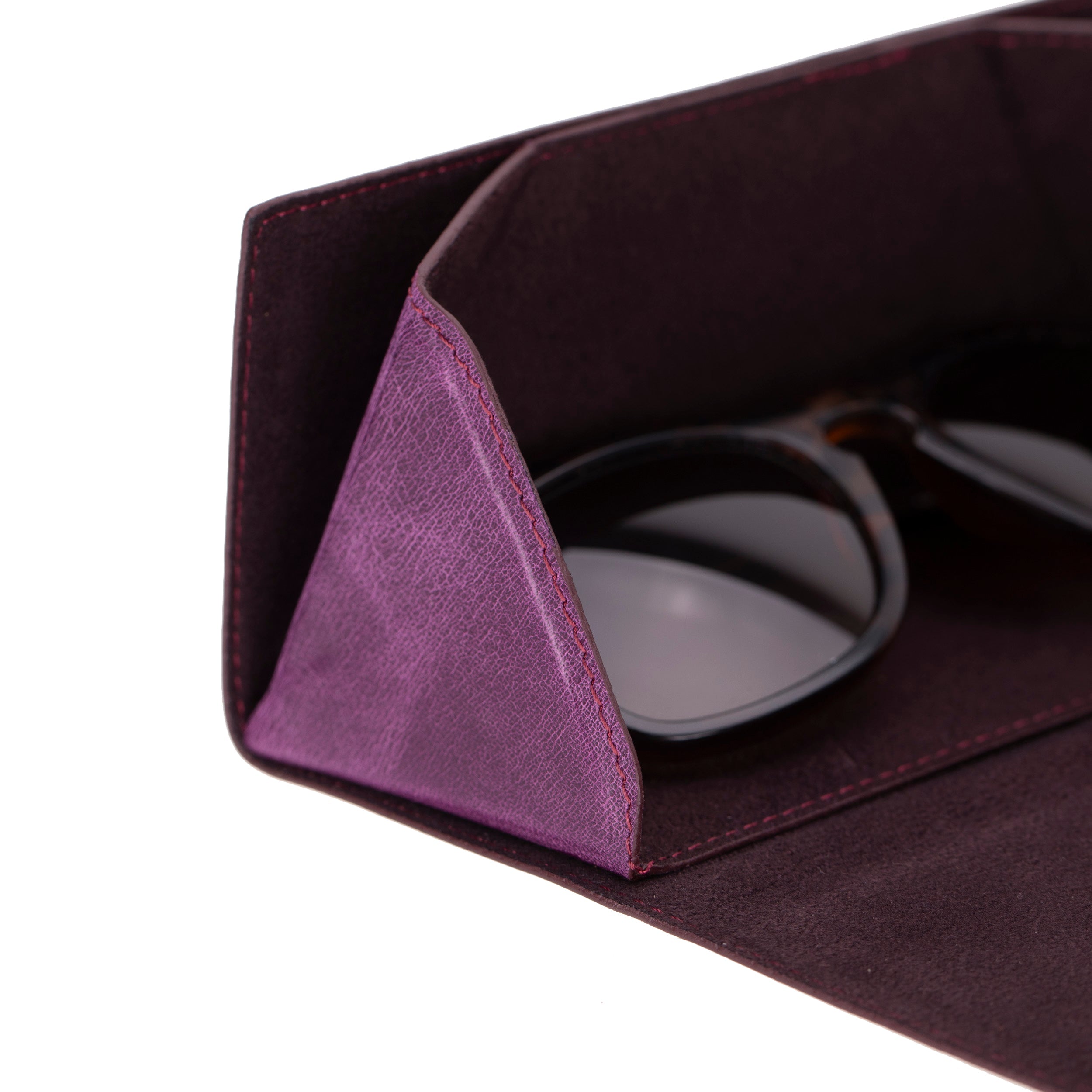 Prisma Velvet Magenta Deri Gözlük Kılıfı – Mıknatıslı Üçgen Tasarım