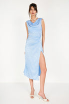 Boneqa Barcelona-Jakarlı Yandan Yırtmaç Detaylı Mavi Elbise-Elbise-1-Milagron.com