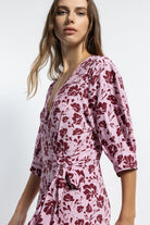 Boneqa Barcelona-Kruvaze Yaka Detaylı Desenli Elbise-Elbise-6-Milagron.com