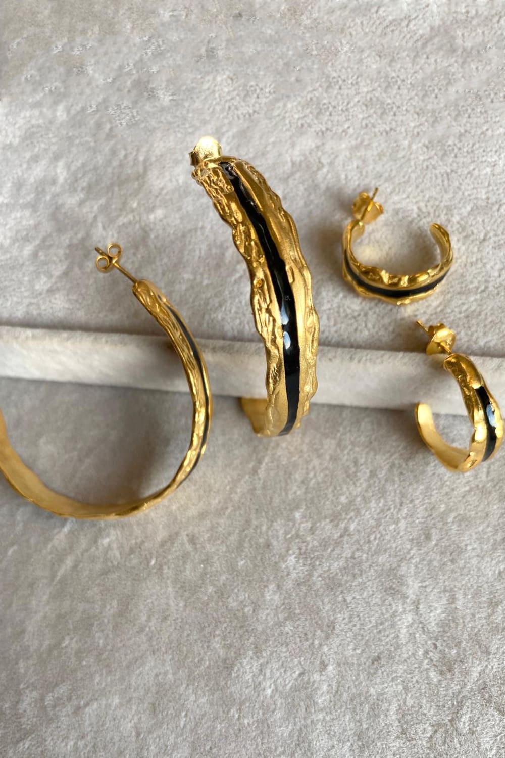 Brambuta-Enki Siyah Mineli Gold Küçük Halka Küpe-Küpe-1-Milagron.com