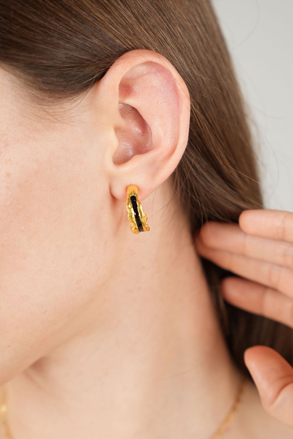 Brambuta-Enki Siyah Mineli Gold Küçük Halka Küpe-Küpe-2-Milagron.com