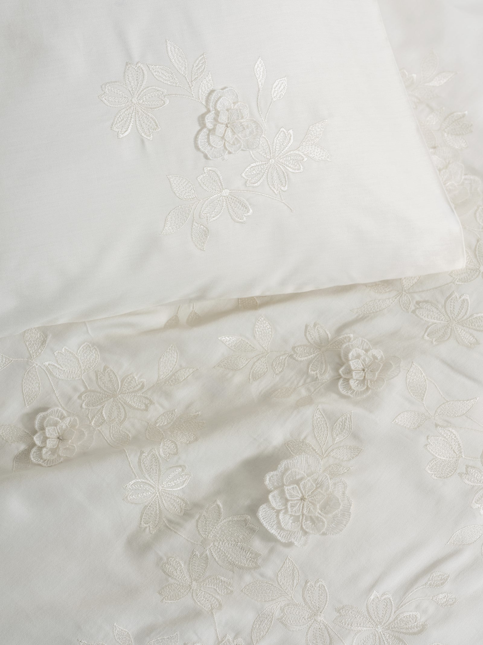 Cotton Box-3D Nakışlı Saten Çift Kişilik Nevresim Takımı Chic Ekru-Nevresim Takımı-3-Milagron.com