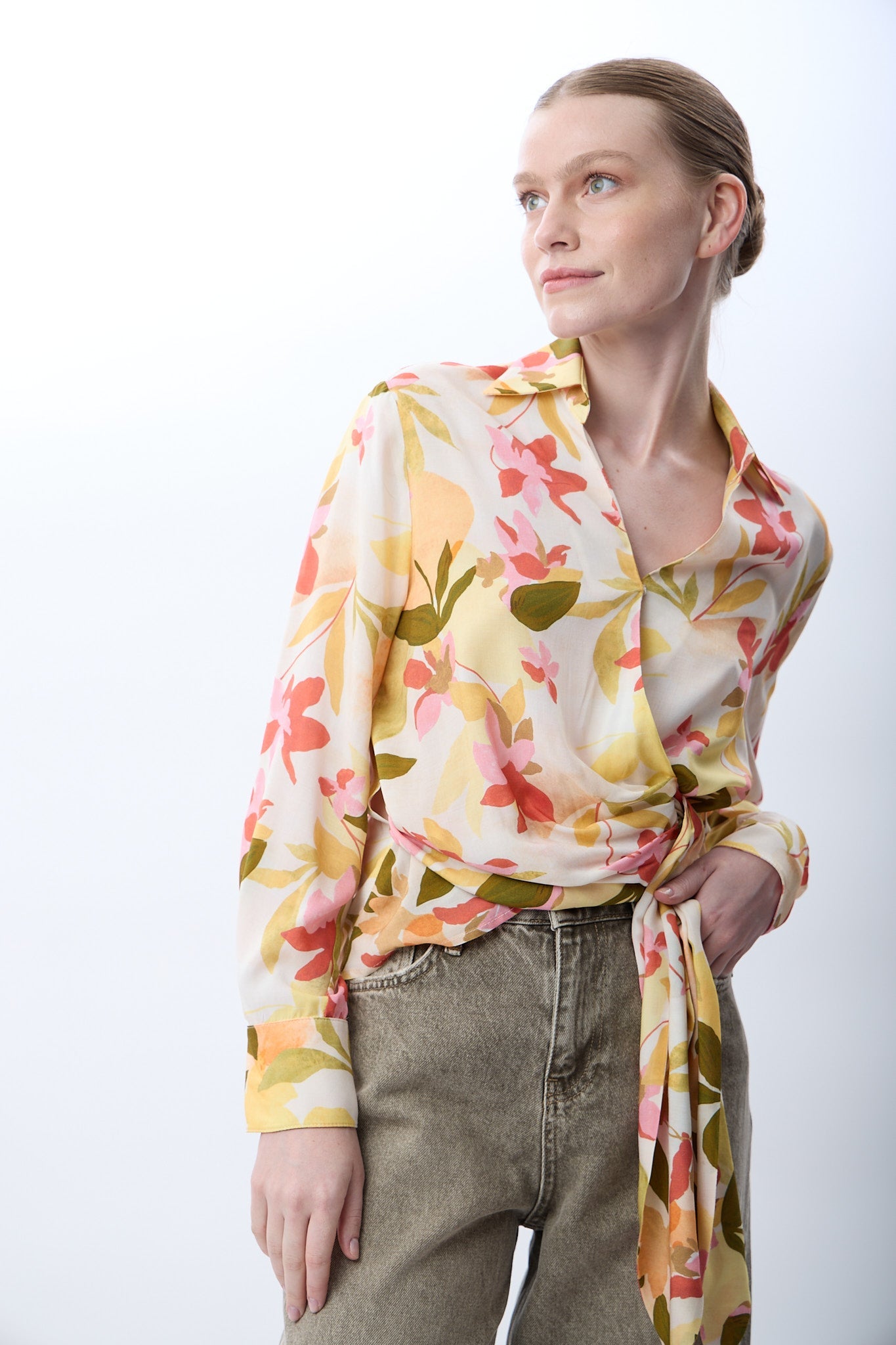 Diagonal-Kruvaze Yaka Çiçekli Bluz-Bluz-1-Milagron.com