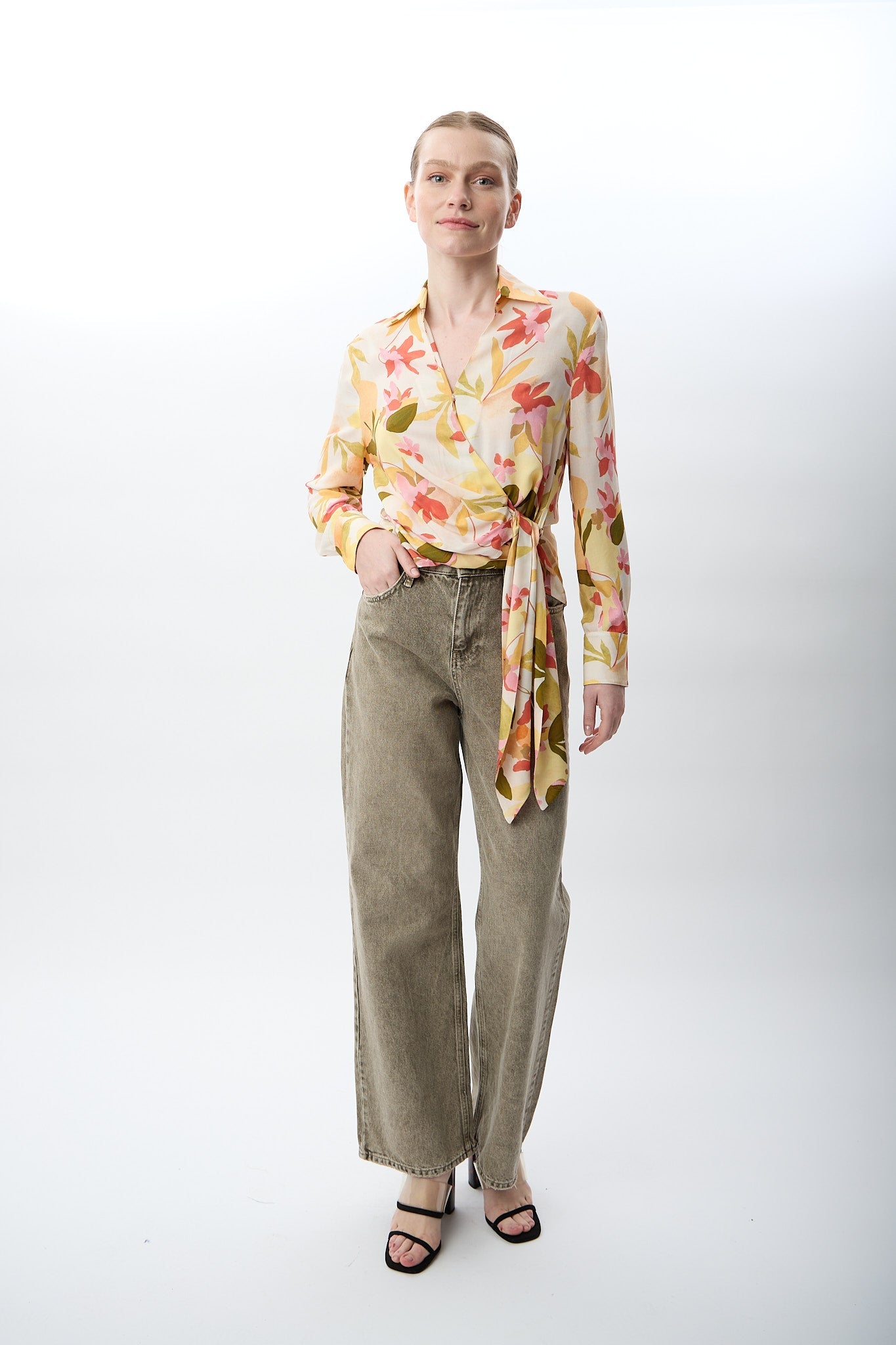 Diagonal-Kruvaze Yaka Çiçekli Bluz-Bluz-2-Milagron.com