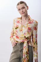 Diagonal-Kruvaze Yaka Çiçekli Bluz-Bluz-4-Milagron.com