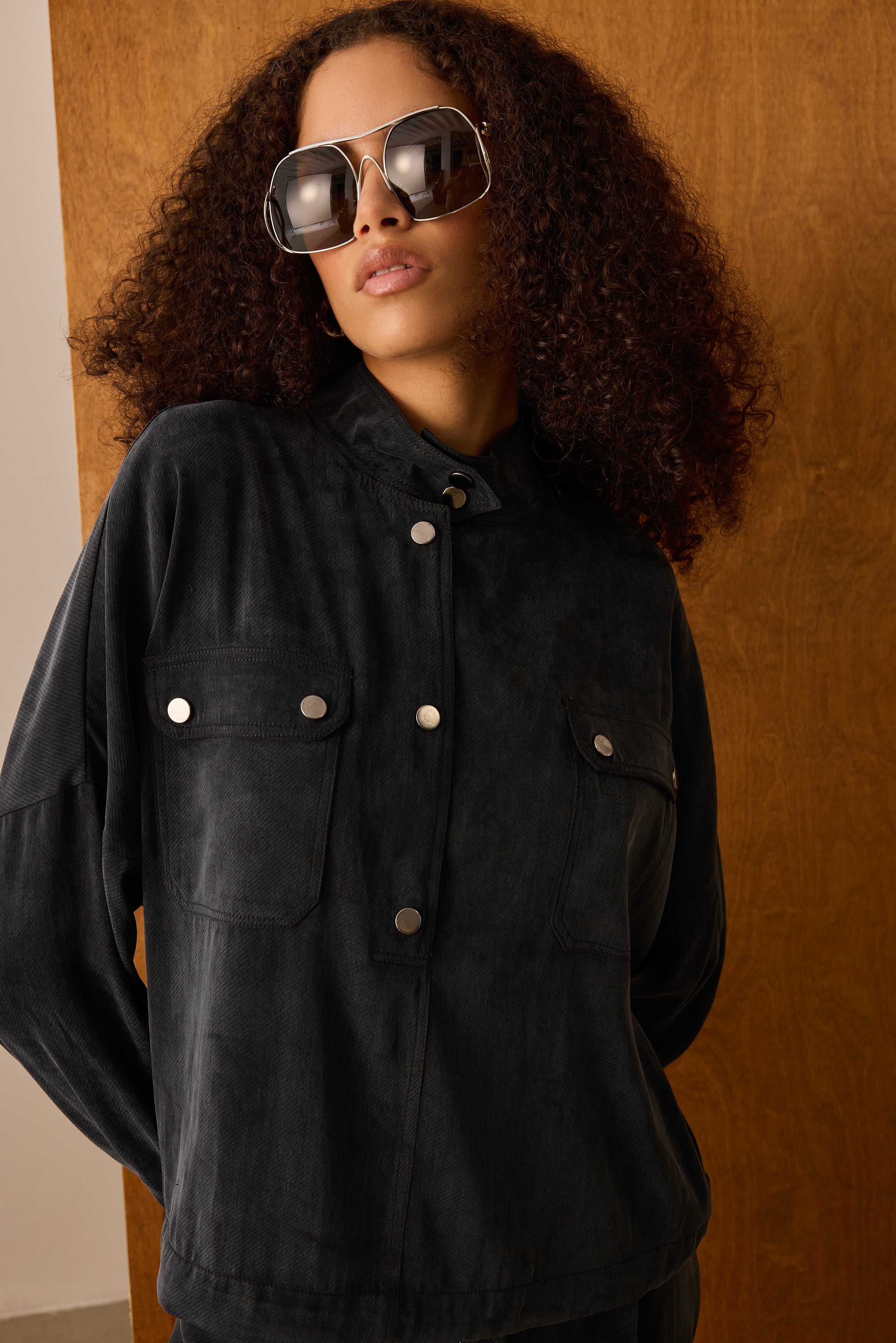 Diagonal-Metal Düğmeli Siyah Bluz-Bluz-2-Milagron.com