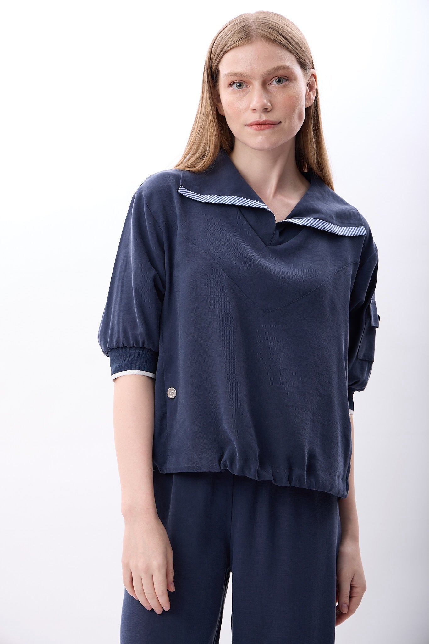 Diagonal-V Yaka Büzgü Detaylı Bluz-Bluz-1-Milagron.com