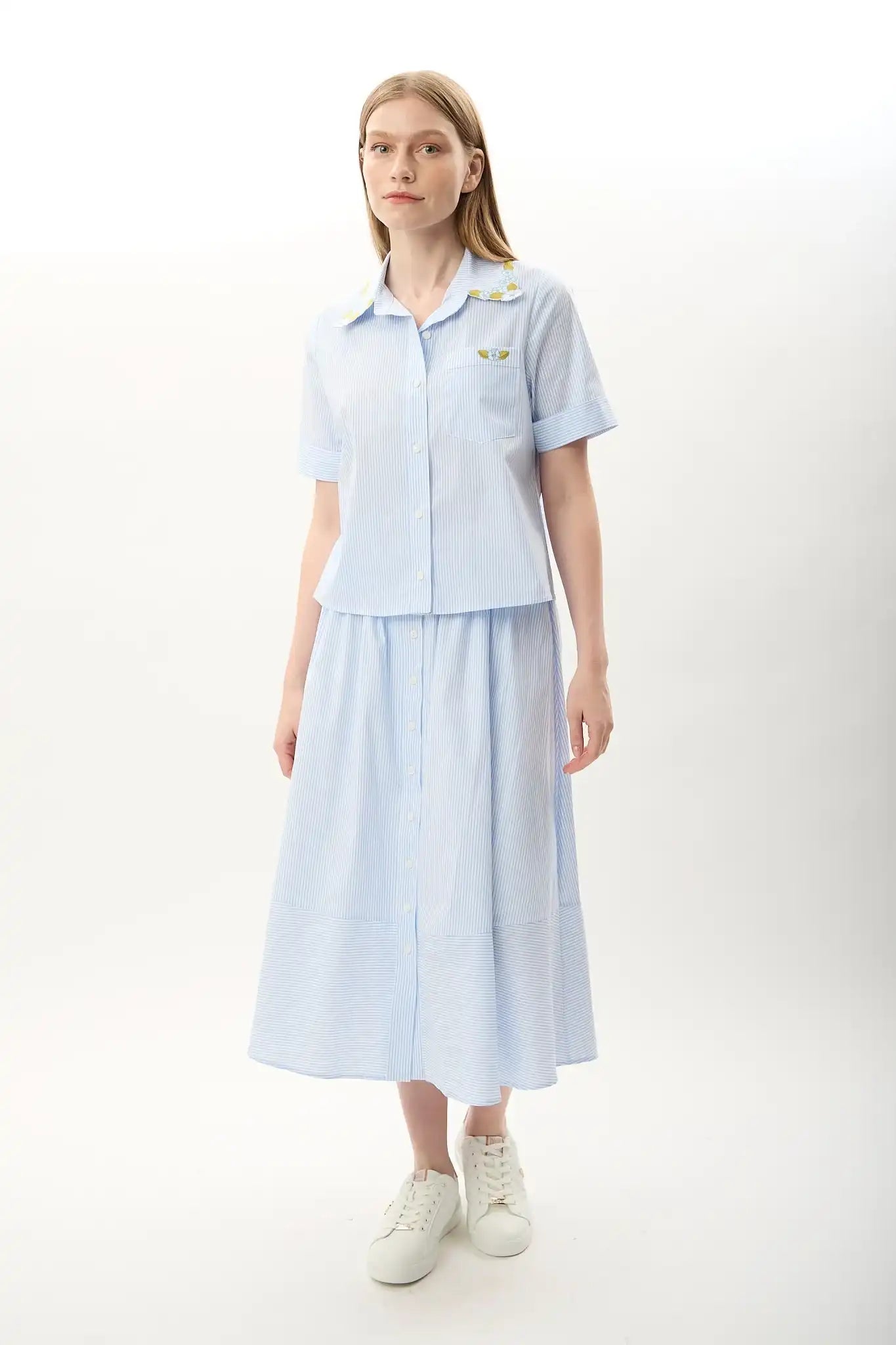 Yakası Nakışlı Çizgili Gömlek (Mavi)