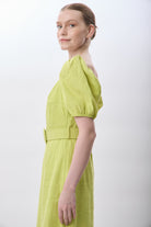 Diagonal-Yırtmaç Detaylı Balon Kollu Kemerli Elbise-Elbise-4-Milagron.com