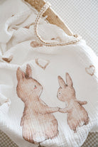 DoDo'S Baby-Dört Katli Kalpli̇ Tavşan Ai̇lesi̇ Desenli̇ Organi̇k Müsli̇n Örtü-Yatak Örtüsü-1-Milagron.com