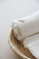 DoDo'S Baby-Dört Katli Kalpli̇ Tavşan Ai̇lesi̇ Desenli̇ Organi̇k Müsli̇n Örtü-Yatak Örtüsü-2-Milagron.com