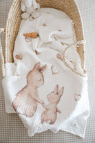 DoDo'S Baby-Dört Katli Kalpli̇ Tavşan Ai̇lesi̇ Desenli̇ Organi̇k Müsli̇n Örtü-Yatak Örtüsü-3-Milagron.com