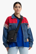 Eastpak-The One Black-Omuz Çantası-4-Milagron.com