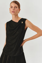 Exquise-Asimetrik Yakalı Regular Fit Kolsuz Siyah Bluz-Bluz-1-Milagron.com