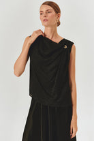 Exquise-Asimetrik Yakalı Regular Fit Kolsuz Siyah Bluz-Bluz-2-Milagron.com