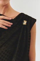 Exquise-Asimetrik Yakalı Regular Fit Kolsuz Siyah Bluz-Bluz-4-Milagron.com