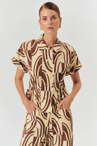 Exquise-Bağcık Detaylı Soyut Desenli Kahve Bej Regular Fit Pamuklu Gömlek-Gömlek-1-Milagron.com