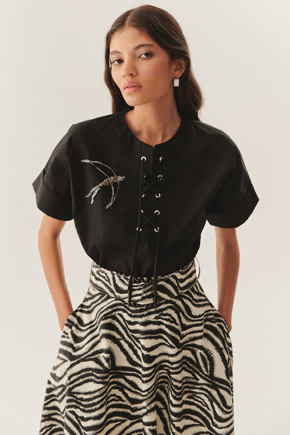 Exquise-Bağlama Yaka Detaylı İşlemeli Kısa Kol Regular Pamuklu Siyah Bluz-Bluz-1-Milagron.com