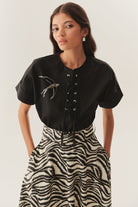 Exquise-Bağlama Yaka Detaylı İşlemeli Kısa Kol Regular Pamuklu Siyah Bluz-Bluz-1-Milagron.com