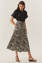 Exquise-Bağlama Yaka Detaylı İşlemeli Kısa Kol Regular Pamuklu Siyah Bluz-Bluz-3-Milagron.com